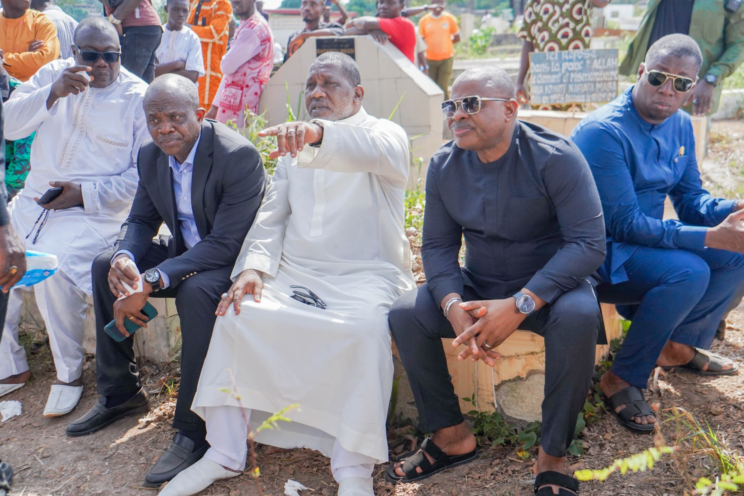 MAN UNIE DANS LE DEUIL : QUAND LA SOLIDARITÉ DÉPASSE LA POLITIQUE 